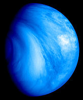 Südliche Halbkugel der Venus vom Äquator (rechts) bis zum Pol (links); aufgenommen am 23. Juli 2007 mit der Venus Monitoring Camera (VMC) im ultravioletten Bereich (365 nm) in einer Entfernung von 35000 km zum Planeten