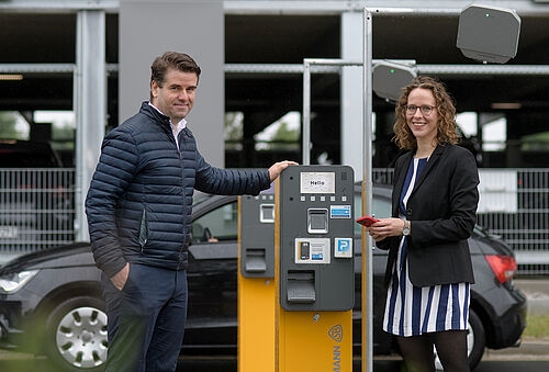 Prof. Woisetschläger und Antje Fricke vom AIP der TU Braunschweig an einem Parkhaus-Automaten