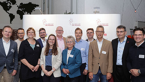Pressefoto 1: v. l. Prof. Dr. Jens Südekum (Düsseldorfer Institut für Wettbewerbsökonomie an der Heinrich-Heine-Universität), Henrik Heß (TRAFO Hub GmbH), Prof. Dr. Simone Kauffeld (TU Braunschweig), Steve Schneider (ITS mobility GmbH), Sabrina Gashaj (Allianz für die Region GmbH), Torge C. Brandenburg (TechMotion Alliance GmbH), Annegret Ihbe (Bürgermeisterin der Stadt Braunschweig), Prof. Dr. Holger Brüggemann (Ostfalia Hochschule für angewandte Wissenschaften), Prof. Dr. David Woisetschläger (TU Braunschweig), Dr. Henning Mosebach (Deutsches Zentrum für Luft- und Raumfahrt e.V.), Prof. Dr. Thomas Vietor (TU Braunschweig), Thomas Ahlswede-Brech.