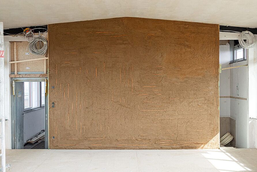 Die Wand wurde mit Lehm verputzt