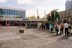 Gästeschlange vor dem Audimax