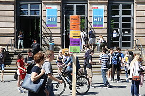 HIT2019_Lehrleo_vor_Altgebaeude