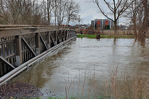 Blick von der Okerbrücke am Friedrich-Ludwig-Jahn-Platz in Braunschweig am 25. Dezember 2023