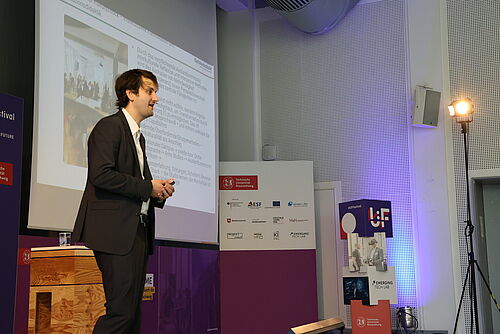 Ein Referent auf der Bühne des UFF