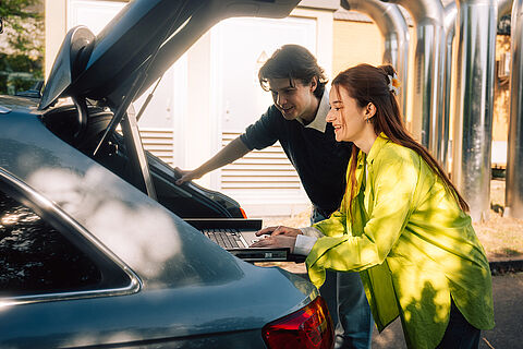 Studierende am Labor für Elektronische Fahrzeugsysteme