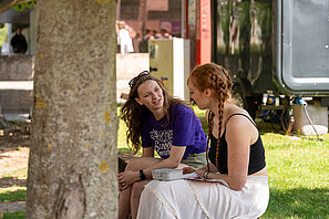 Schülerinnen unterhalten sich auf dem Campus der TU Braunschweig.