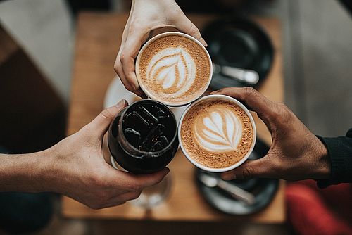 Kaffeetassen anstoßen