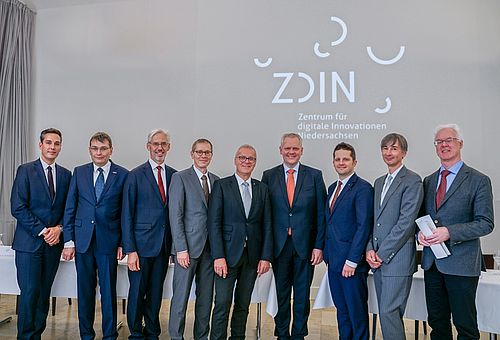 v.l.n.r.: Marius Brinkmann (Geschäftsführer ZDIN), Direktorium bestehend aus: Prof. Vietor, Prof. Den-kena, Prof. Hertzberg, Prof. Nebel (Vorsitzender), Minister Thümler, Prof. Lehnhoff, Prof. Yahyapour, Prof. Nejdl.