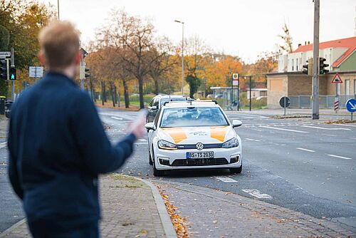 Per App wird der Fahrgast auf seinem Handy zur virtuellen Haltestelle geleitet.