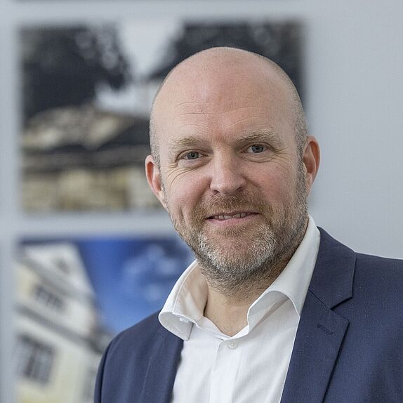 Das Portraitfoto zeigt den Alumnus Florian Löbermann