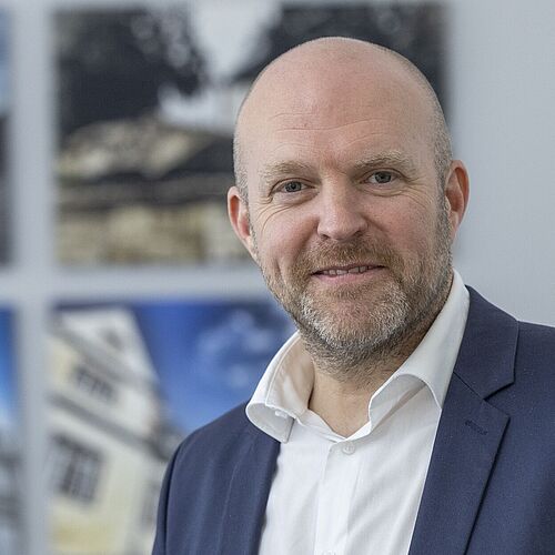 Das Portraitfoto zeigt den Alumnus Florian Löbermann