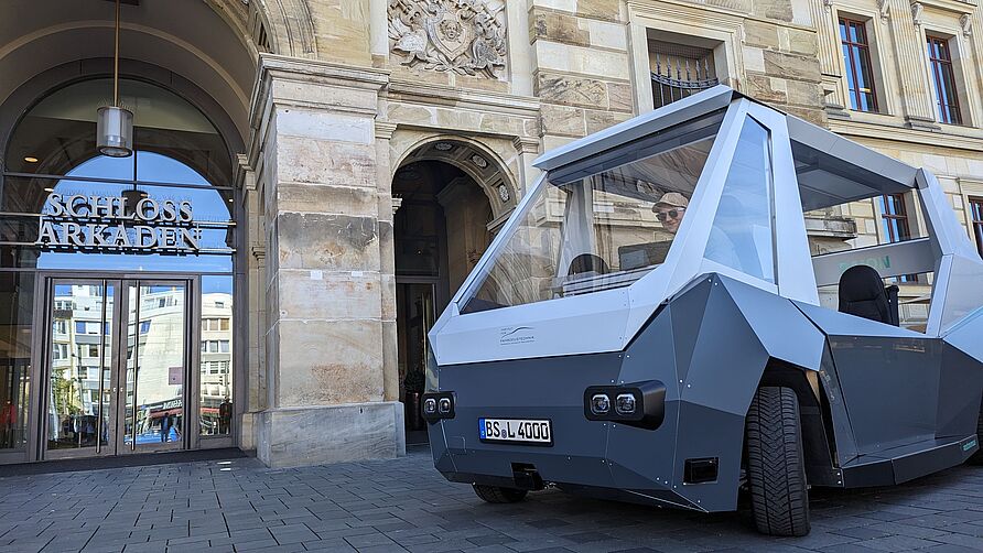 Versuchsfahrzeug RAION auf dem Schlossplatz während des "Public Day" am 3. Juni 2023 in Braunschweig.