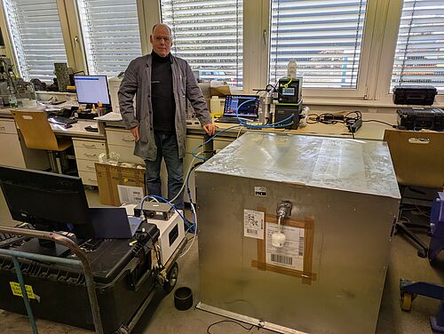 Prof. Hinrich Grothe bei Emissionsmessungen im Asphaltlabor