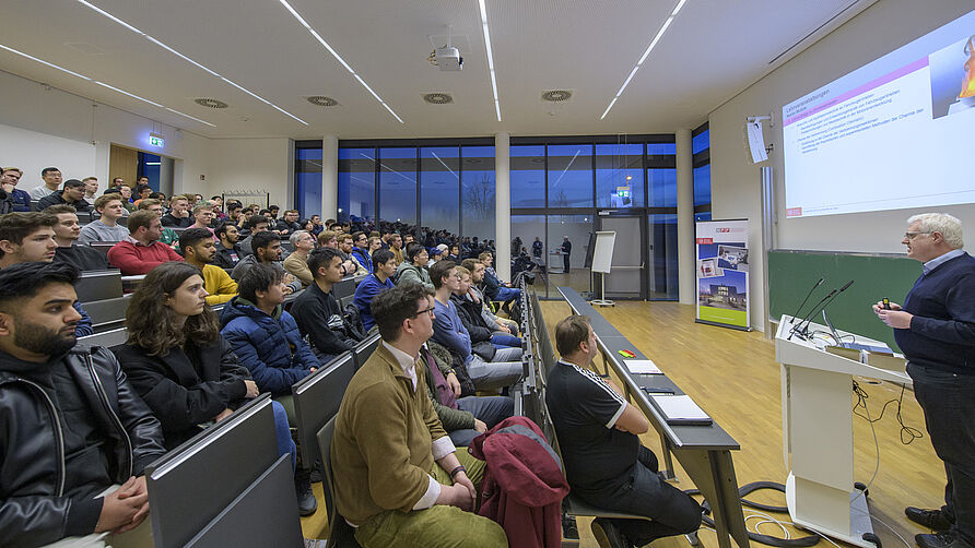 Studierendeninformationsabend am NFF am 23.01.2024: Vorstellung der Institute im vollbesetzten Hörsaal am NFF