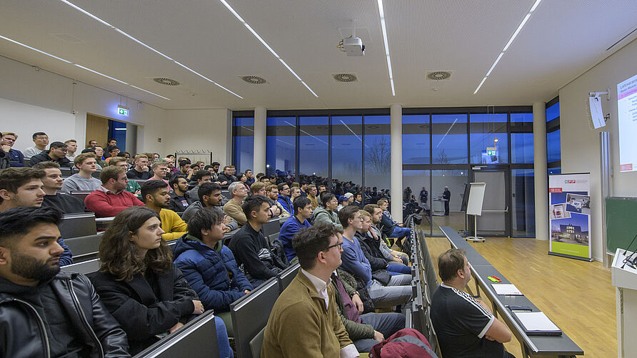 Studierendeninformationsabend am NFF am 23.01.2024: Vorstellung der Institute im vollbesetzten Hörsaal am NFF