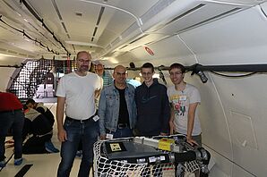 Mitglieder der AG Planetenentstehung in Vorbereitung eines Parabelflugs