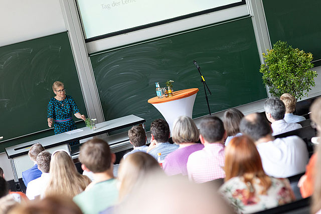 Professorin Ines Langemeyer vom Karlsruher Institut für Technologie eröffnete den Tag der Lehre mit ihrer Keynote zum Thema „Qualitätsentwicklung in der Lehre“.
