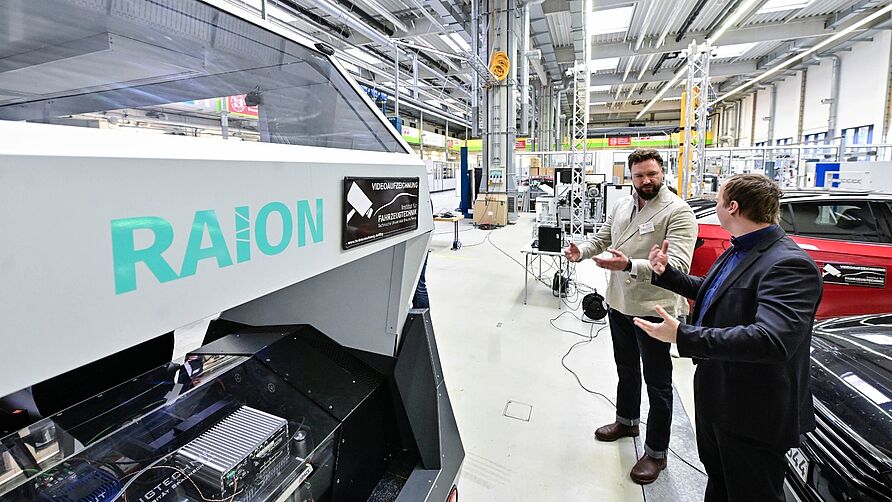 Besuch tschechische Wirtschaftsdelegation im NFF: Gespräch am Forschungsfahrzeug RAION