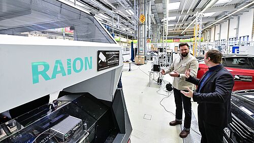 Besuch tschechische Wirtschaftsdelegation im NFF: Gespräch am Forschungsfahrzeug RAION