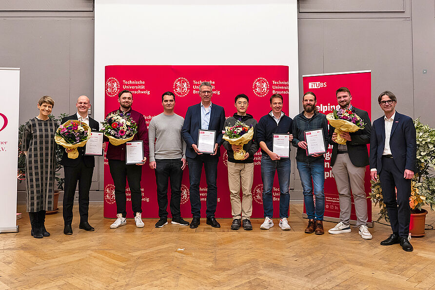 TU-Präsidentin Prof. Dr. Angela Ittel freute sich mit den Preisträgern Jan Hölzer, Till Hagemann, Marvin Sachs, Prof. Dr. Tim Fingscheidt, Yihui Fu, Prof. Dr. Christof Backhaus, Prof. Dr. Thorsten Schoormann, Prof. Dr. Frederik Möller und TU Vizepräsident Studium und Lehre Prof. Dr. Knut Baumann.