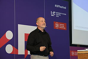 Der Referent beim Vortrag auf der Bühne des UFF