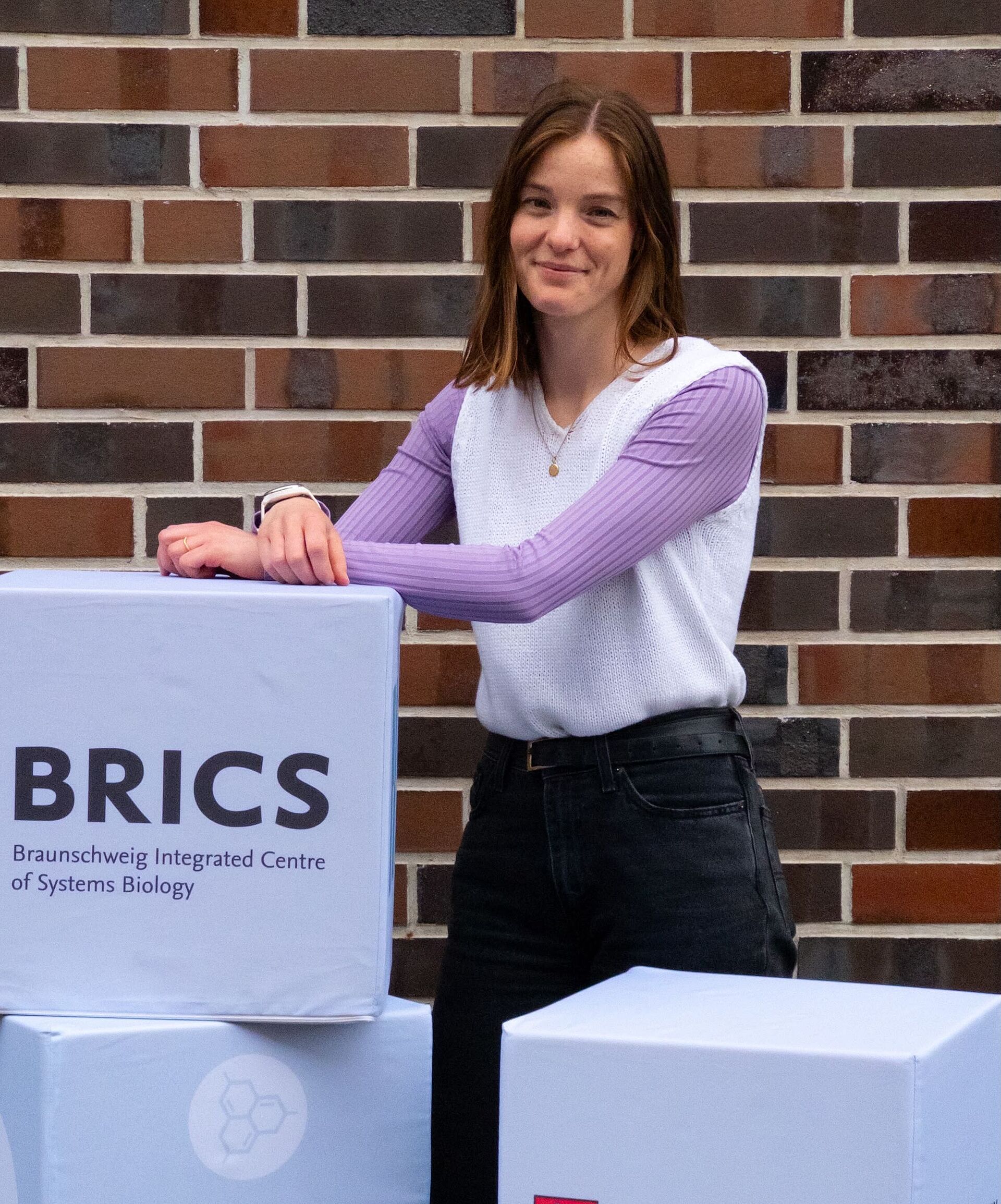 Foto von Lea Woyciechowski mit BRICS Bausteinen