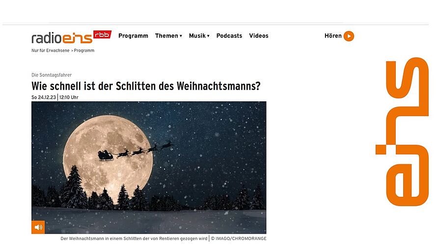 Der Weihnachtsmann in einem Schlitten der von Rentieren gezogen wird