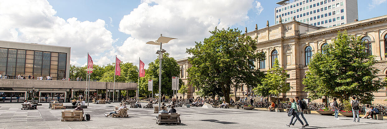 Universitätsplatz der TU Braunschweig mit Audimax, Okerhochhaus und Altgebäude 