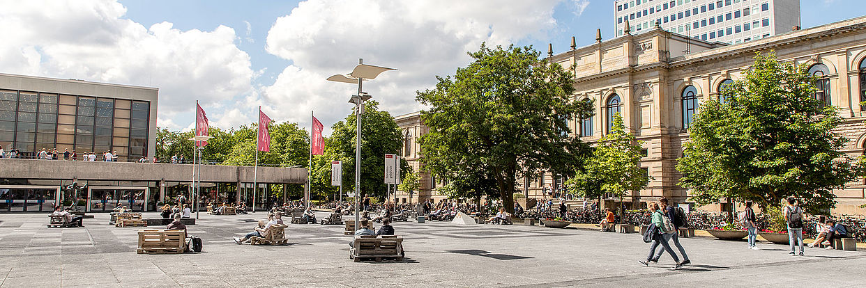 Universitätsplatz der TU Braunschweig mit Audimax, Okerhochhaus und Altgebäude 