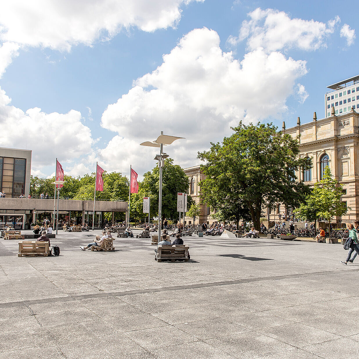 Universitätsplatz der TU Braunschweig mit Audimax, Okerhochhaus und Altgebäude
