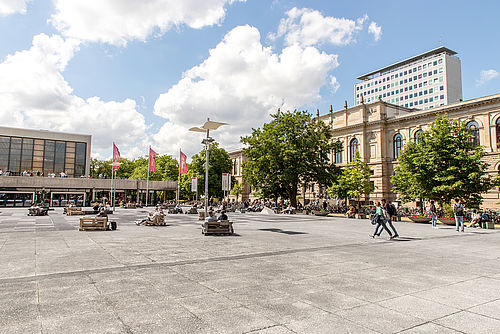 Universitätsplatz der TU Braunschweig mit Audimax, Okerhochhaus und Altgebäude