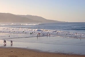 Wellen brechen am Strand von Las Palmas.
