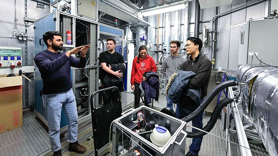 Infoabend für Studierende der Fahrzeugtechnik am NFF am 28.01.2026: Gespräch im Motorenprüfstand.