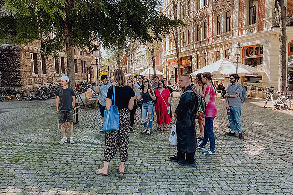 Eine Gruppe von Studierenden steht im Magniviertel in Braunschweig.
