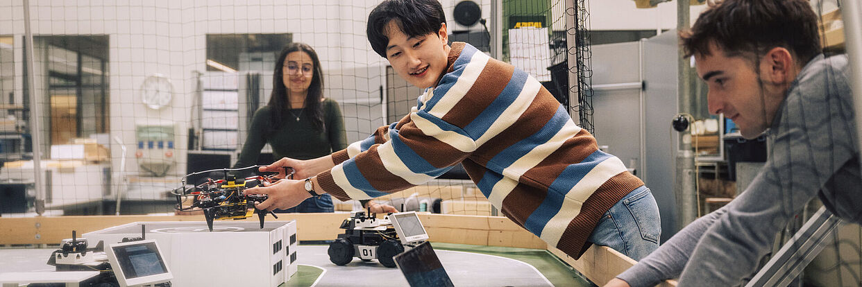 Studierende am Cora-Verkehrstisch 