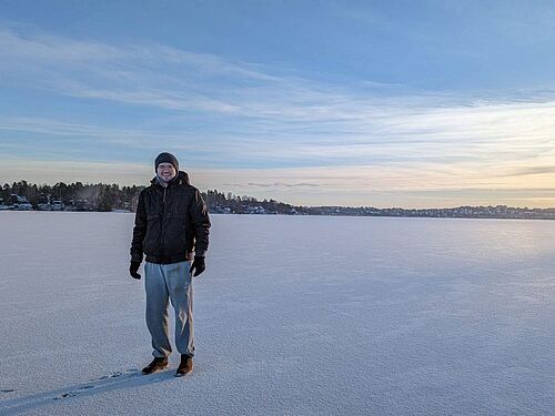 Lars Klingenstein auf einem zugefrorenen See in der schwedischen Winterlandschaft