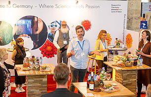 Personen stehen am Stand der TU Braunschweig beim Festival ESOF22 in Leiden, Niederlande.