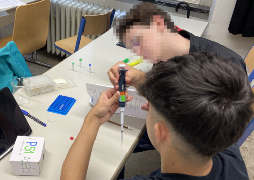 Schulbesuch mit den BioBits Kits