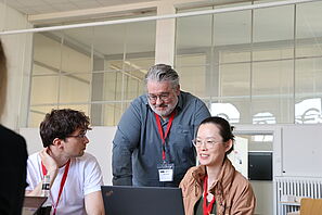 Ein Referent erklärt im Workshop