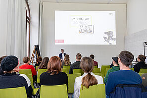 Vizepräsidenten für Studium und Lehre Prof. Dr. Knut Baumann hält ein Grußwort