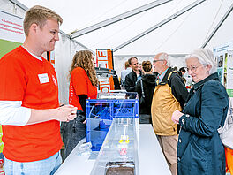 Mit dem Miniatur-Wellenkanal demonstreierte das Leichtweiß-Institut, was passiert, wenn Wellen auf die Küste treffen.