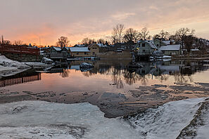 Sonnenuntergang in der winterlichen Landschaft von Vaxholm. 