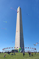 Drachen fliegen um das Washington Monument herum. 