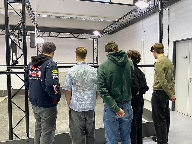 Schüler schauen gespannt auf einen Testbereich