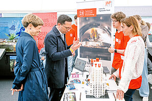 Minister Falko Mohrs und TU-Präsidentin Angela Ittel im Gespräch mit Wissenschaftler*innen des Instituts für Angewandte Physik