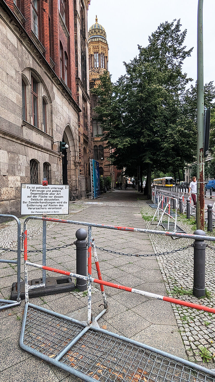 Absperrungen vor der Synagoge in der Oranienburger Straße in Berlin.