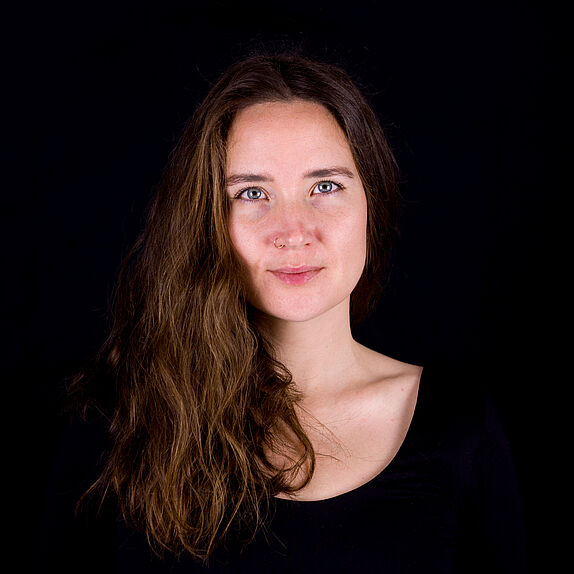 Das Portraitfoto zeigt den Alumna Anna Katharina Thiel
