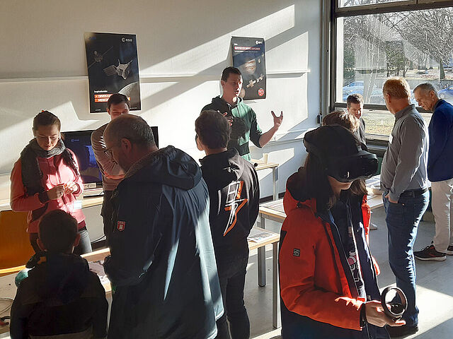 Mitmach-Experimente beim Infromationstag Physik für Schülerinnen und Schüler