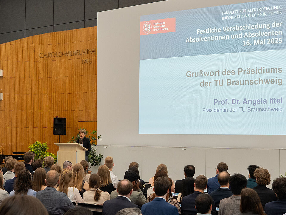 Begrüßung durch die Präsidentin