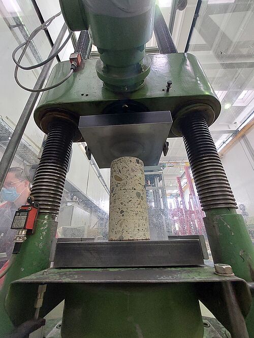 Betonbohrkerndruckversuch